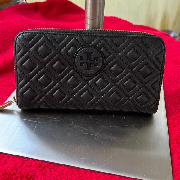 Tory Burch Handbags - Preloved Tory Burch leather quilted wallet